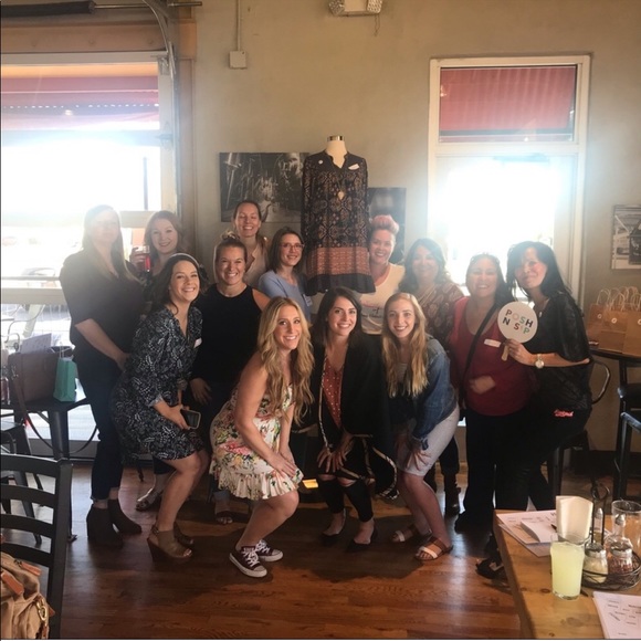 ⭐️Posh Ambassador ⭐️ Leslie - Picture 3 of 6